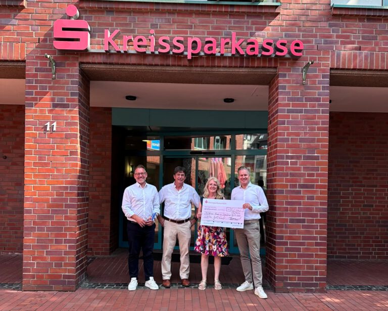 Ein Bild der Spendenübergabe vor der Filiale Kreissparkasse Köln in Pulheim. vlnr: Marc Bonte, Michael Kahsnitz, Stina Hollstein, Christoph Dreesen
